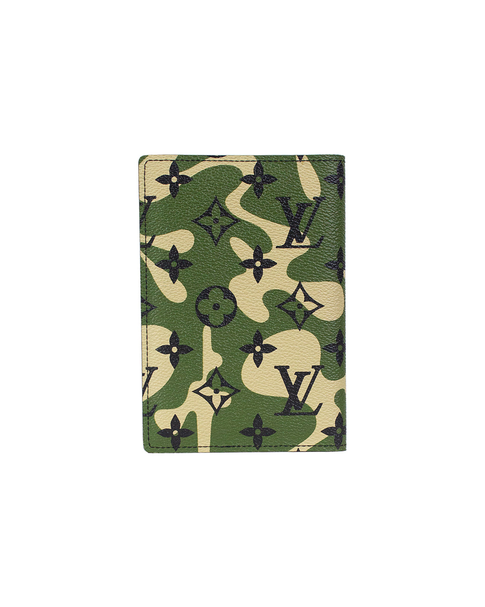 Louis Vuitton Monogramouflage passport holder Green ref.101862 - Joli Closet