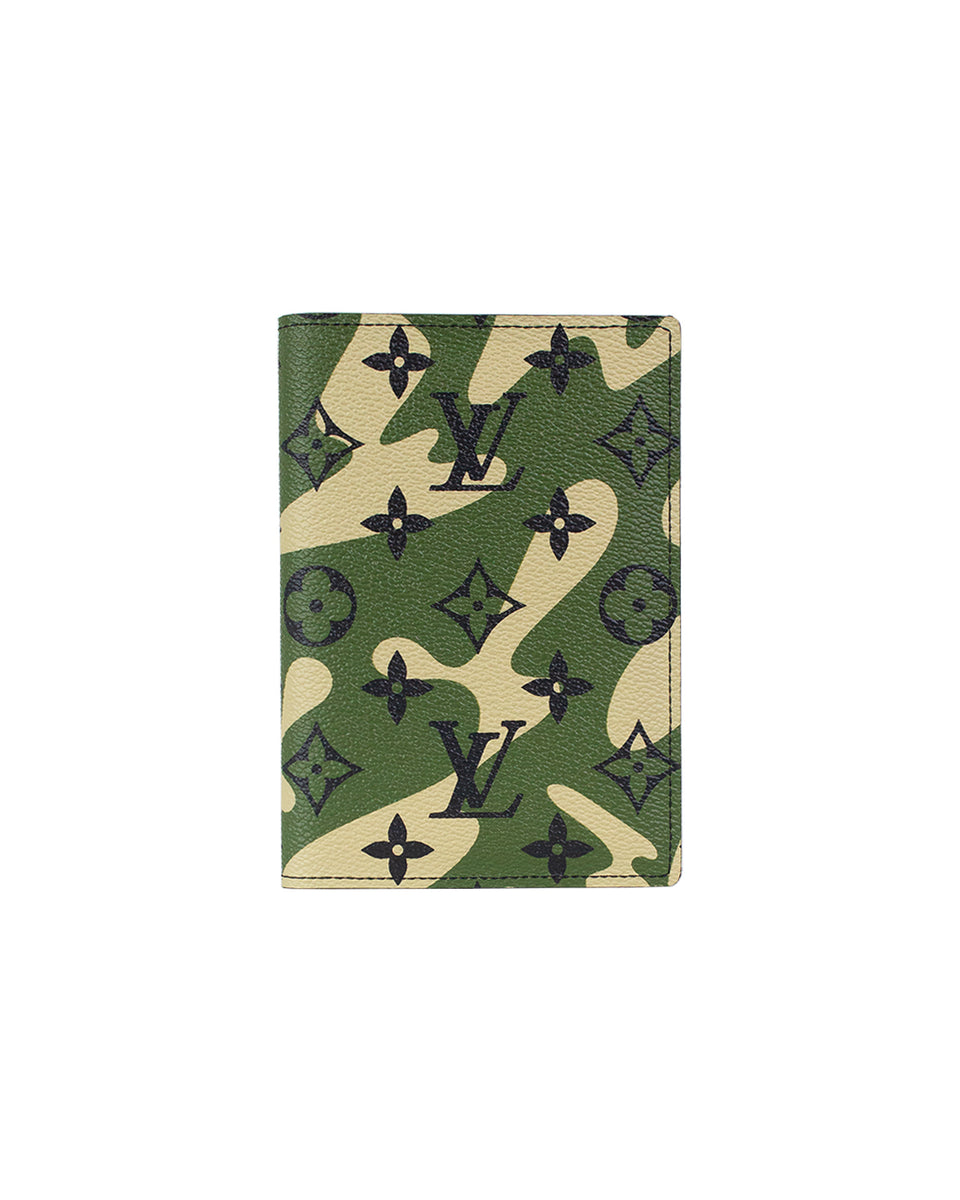 Louis Vuitton Monogramouflage passport holder Green ref.101862 - Joli Closet